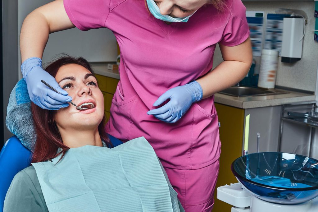 Endodoncja to dziedzina stomatologii zajmująca się leczeniem wnęk zębowych oraz miazgi - tkanek znajdujących się wewnątrz korzeni zębowych