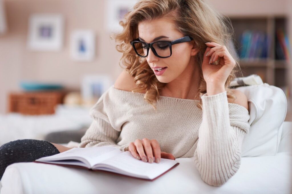 Tommy Hilfiger oferuje oprawki dostosowane do różnych sytuacji – od biznesowych spotkań po luźne weekendy.