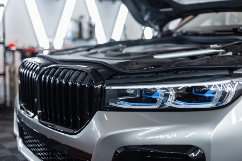 Folia PPF jest wykonana z zaawansowanego termoplastycznego poliuretanu, który efektywnie absorbuje uderzenia i minimalizuje ryzyko powstania zarysowań czy odprysków na lakierze.