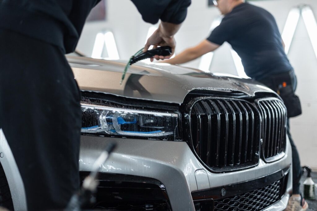 Folia PPF jest wykonana z zaawansowanego termoplastycznego poliuretanu, który efektywnie absorbuje uderzenia i minimalizuje ryzyko powstania zarysowań czy odprysków na lakierze.