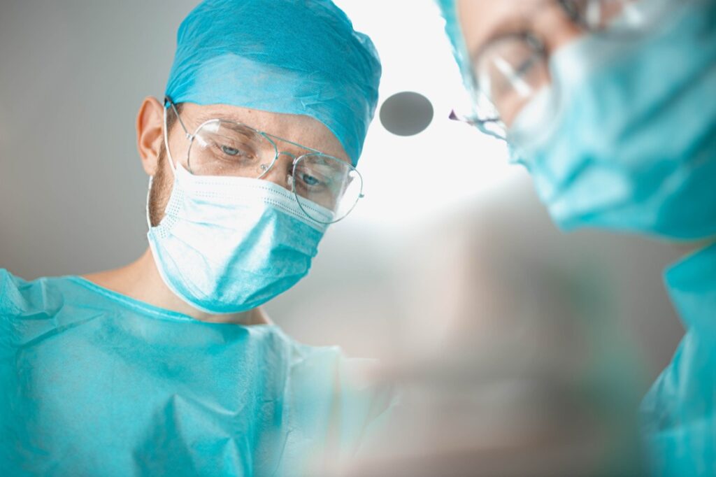 Wypalenie zawodowe, definiowane jako stan emocjonalnego, psychicznego i fizycznego wyczerpania spowodowanego długotrwałym stresem lub frustracją związaną z pracą, stało się poważnym problemem w sektorze zdrowia